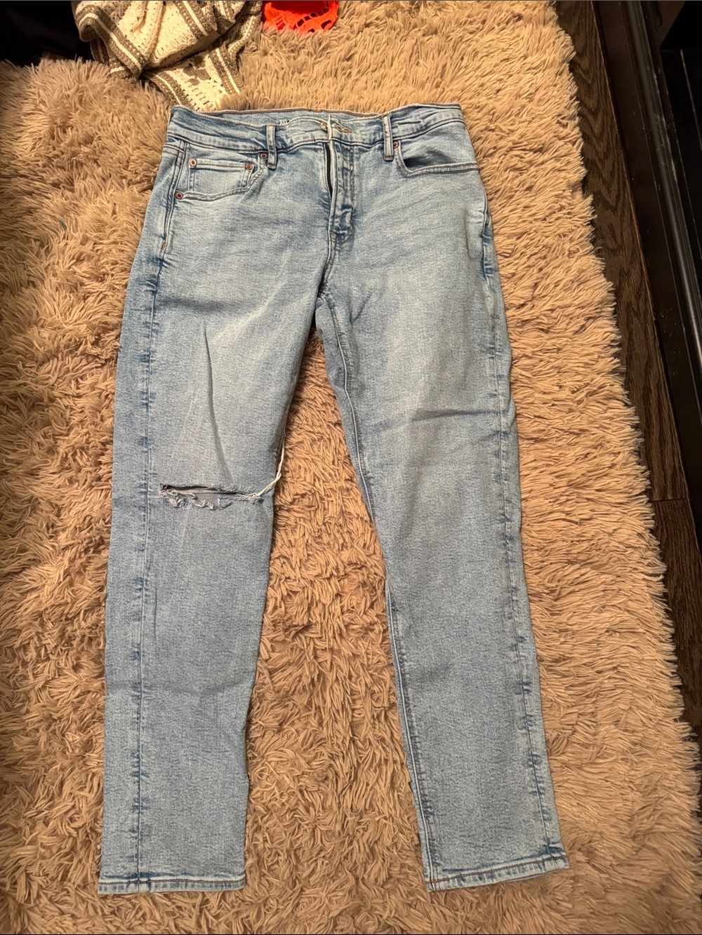 American Eagle Outfitters Light Blue Skinny Jeans with Knee Rip